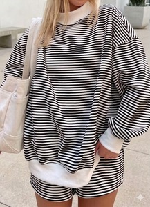 เสื้อสเวตเชิ้ตคอเต่าทรงโอเวอร์ไซส์สำหรับผู้หญิง ผลิตจากผ้าฝ้าย/โพลีเอสเตอร์คุณภาพสูง พร้อมปักโลโก้ตามสั่ง - Product Image 4