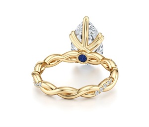 Bague de fiançailles en or jaune 9 carats avec diamant de laboratoire taille poire de 1,35 carat, motif vigne torsadée et accents de diamants - Product Image 3