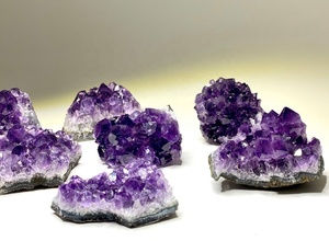 Groupe de cristaux d'améthyste naturelle, spécimen de géode, pierre pour décoration de la maison, ornement artisanal Feng Shui, forme irrégulière polie - Product Image 2