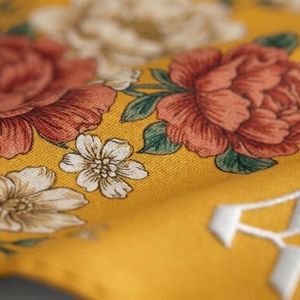 Pañuelos Cuadrados para Mujer al por Mayor, Nueva Colección de Alta Calidad, 100% Seda, Material Premium, Color Sólido, para Uso en Exteriores, con Logotipo Personalizado - Product Image 4