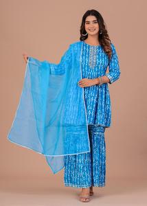 Ensemble Kurta en mousseline de soie imprimé floral bleu, coupe trapèze longue, ajustement régulier, manches longues, col en V, tenue décontractée d'été - Product Image 2