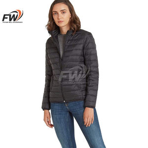Chaqueta acolchada de plumón para mujer, negra brillante, OEM, de alta demanda, con capucha de piel, cremallera completa y diseño acolchado tipo burbuja, para invierno. - Product Image 2