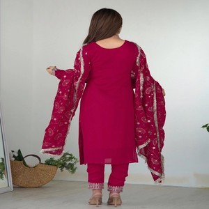 VASTRA COTTAGE Kurta Rosa de Georgette Bordado con Pantalón y Dupatta con Borde de Encaje Bordado, Manga Larga, Atuendo de Fiesta para Mujer - Product Image 4