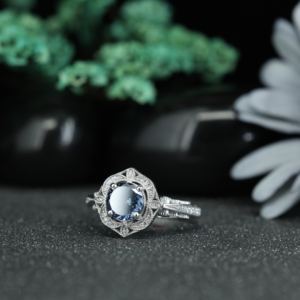 Bague de Fiançailles Vintage en Moissanite Bleue Prix Usine, Anneau de Mariage Antique en Argent 925 Plaqué Rhodium pour Femme - Product Image 4