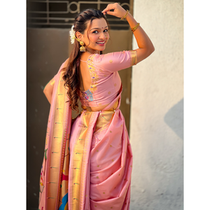 ผ้าส่าหรีเนื้อผ้าไหมนุ่มสีชมพูอ่อนแบบนาวารี ปาธานี สำหรับงานแต่งงาน  ชุดอินเดียและปากีสถาน  ลายปักดิ้นทอง  ลายจุด  พร้อมผ้าคลุมไหล่ลายนกยูง - Product Image 4