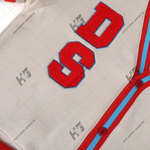 <span class=keywords><strong>Cardigan</strong></span> in Maglia Stile Varsity con Logo DS Personalizzato, Scollo a V, Colore Crema con Strisce Rosse e Blu e Patch in Ciniglia - Product Image 4