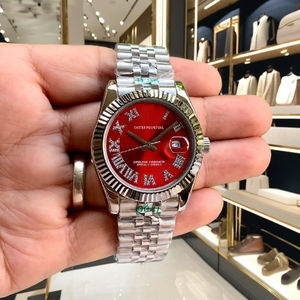 นาฬิกาข้อมือสแตนเลสสตีลหรูหราสไตล์วินเทจคุณภาพสูง ตัวเรือนขนาด 12 มม. หน้าปัดสีแดงลายรัศมี ประดับเพชร ตัวเลขโรมัน พร้อมจี้การ์ตูน - Product Image 4