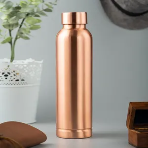 Bouteille d'eau vintage en cuivre rose doré, finition gravée linéaire, artisanale, pour boisson bien-être, cadeau de luxe pour la cuisine - Product Image 6