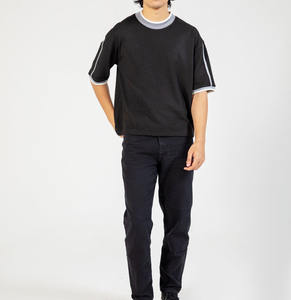 เสื้อยืดสีดำเรียบง่าย พิมพ์ลายปักโลโก้ OEM ตามสั่ง เนื้อผ้ามีเท็กซ์เจอร์ ระบายอากาศได้ดี เสื้อยืดกีฬาสีดำ สไตล์โมเดิร์น - Product Image 4