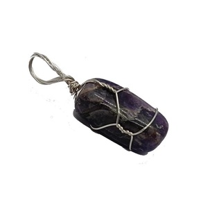 Colgante de Amatista Natural en Forma de Cubo con Alambre Grabado, Colgante de Cristal de Moda de Gujarat - Para el Día de la Madre - Product Image 1