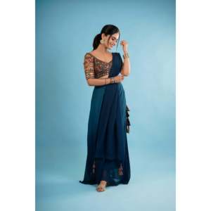 Chemisier en coton brodé bleu Noor avec dos ouvert pour mariage, style ethnique traditionnel indien pakistanais, coupe courte type lehenga pour femme - Product Image 3