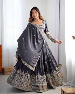 Ensemble Lehenga Choli en soie grise traditionnelle avec dupatta brodé, tenue indienne pakistanaise pour mariage et fêtes - Product Image 1