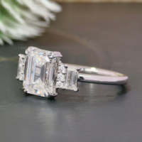 Bague de fiançailles Vana Jewels MR36 en or blanc 18 carats pour femme, trois pierres, émeraude taille baguette, moissanite, double griffe classique