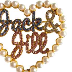 Broche de Perlas con Forma de Corazón y Letras con Pedrería, Joyería de Moda, Regalo para Mujer, Marca Jack and Jill - Product Image 4