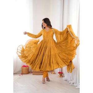 Ensemble de robe à volants haut de gamme en tissu Mal Chanderi avec broderie miroir faite à la main, manches longues, jupe évasée de 12 mètres avec pantalon et dupatta, tenue de soirée - Product Image 1