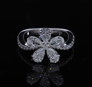 Anillo de Compromiso para Mujer con Diamantes CVD Cultivados en Laboratorio, Florales, Chapado en Rodio sobre Oro de 14K, Color Amarillo F, Diseño de Racimo de Flores - Product Image 2