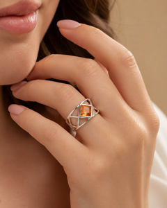 Anillo de Plata de Ley 925 con Citrino de Valore Jewels para Mujer - Diseño Moderno con Bisel Cuadrado y Banda Geométrica Recortada - Product Image 5