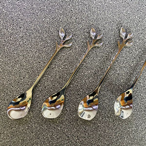 Mini cuillères à thé en métal argenté avec poignée en forme de feuille fini dur pour accessoires de café de vaisselle d'hôtel - Product Image 1