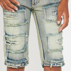 กางเกงยีนส์ขาสั้นเด็กผู้ชายพร้อมออกแบบโลโก้ตามสั่ง เนื้อผ้าทนทาน ดีไซน์ทันสมัย เหมาะสำหรับใส่ลำลองและเล่นกลางแจ้ง - Product Image 3