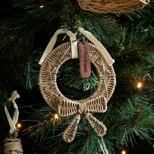 Adornos colgantes de estrellas de madera hechos a mano con centros huecos y colgadores de hilo de yute, perfectos para decoración rústica navideña. - Product Image 6
