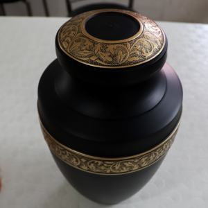 Urnes de crémation pour adultes en aluminium gravé doré peint en noir de haute qualité - Product Image 3