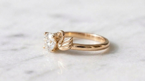 Anillo de Oro 14K con Cisne y Flamenco, Anillo de Compromiso con Diamante Cultivado en Laboratorio G Color VS1, Banda de 6mm Inspirada en la Naturaleza, Regalo de Aniversario Personalizado - Product Image 2