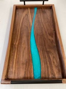 Bandeja de Servir de Resina de Nogal con Borde Natural y Turquesa, Bandeja Moderna de Nogal para Charcutería - Product Image 1