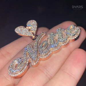 จี้เพชรโมอิสซาไนต์ VVS แบบกำหนดตัวอักษรได้  ทรงหัวใจสองสีสไตล์ฮิปฮอป  ตัวเรือนเงินแท้ 925  พร้อมใบรับรอง  จี้ชื่อหรูหรา - Product Image 2