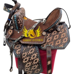 Silla de montar western de cuero azteca personalizada, tallada a mano, con costuras azules, duradera y portátil, para carreras de barriles, con asiento acolchado suave. - Product Image 1