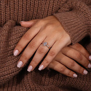 Anillo de diamante cultivado en laboratorio de corte ovalado con halo oculto, compromiso de oro, regalo de boda o aniversario para esposa, anillo de diamante certificado IGI - Product Image 4