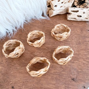 Porta Servilletas Redondo Clásico de Ratán para Servicios de Catering, Ayuda en la Organización Profesional de Mesas en Eventos y Funciones - Product Image 2