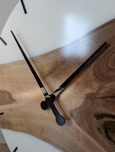 Reloj de Pared Moderno de Madera con Números Romanos y Detalles Verdes, Acabado Pulido, Reloj Decorativo para Sala de Estar, Oficina en Casa - Product Image 5