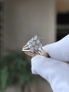 แหวนทอง 14K แบบมินิมอลประดับเพชรสองเม็ด 0.45 กะรัต ดีไซน์เปิดขอบ หรูหรา ทันสมัย เหมาะสำหรับใส่ซ้อนกัน เป็นของขวัญวันครบรอบ - Product Image 4