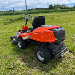 Tondeuse autoportée Husqvarna Rider R214C Combi 94 d'occasion, moteur fiable, large largeur de coupe, service d'entretien efficace du gazon ! - Product Image 1