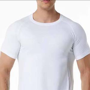 เสื้อยืดคอกลมแขนสั้นสีขาวสำหรับผู้ชาย ทรงเข้ารูป สีพื้น แห้งเร็ว ผลิตจากโพลีเอสเตอร์ 100% ผ้าถัก สวมใส่สบาย สไตล์สปอร์ต - Product Image 4