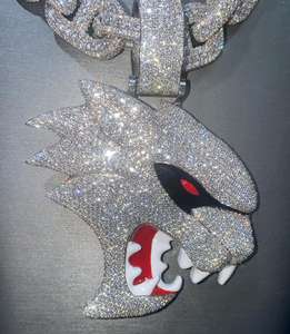 Colgante de Plata de Ley 925 con Esmalte Rojo y Moissanita VVS, Estilo Hip Hop, Personalizado con Diseño de Rapper o Animal de Dibujos Animados - Product Image 3