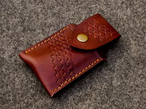 Cuchillo Plegable de Acero de Damasco Hecho a Mano MORTAL SAGA con Empuñaduras Grabadas y Funda de Cuero - Cierre de Seguridad EDC Personalizado con Garantía de 1 Año - Product Image 4