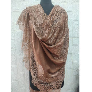 Elegante y Suave Chal de Lana Fina con Encaje Brillante para Mujer, 70x200 cm, Ligero, 80% Lana Fina, 20% Seda, Atemporal - Product Image 5