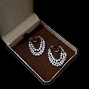 Boucles d'oreilles pendantes en perles multi-couches imitation rétro française 2025, nouveau style populaire pour la mode automne-hiver - Product Image 3