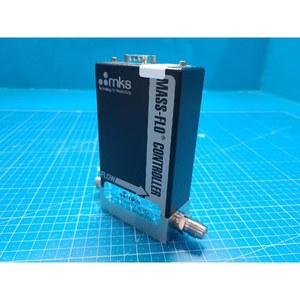 Contrôleur de débit massique MKS 1179A06332CR1AV-K CF4 300SCCM d'occasion – Pièces d'équipement semi-conducteur d'époque - Product Image 1