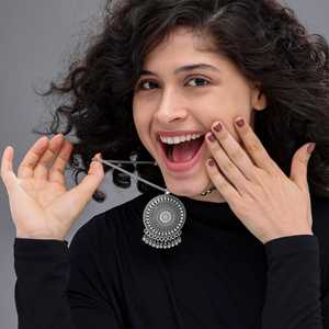 Collar con colgante Vintage Echoes RRAO con accesorio de moda Ghungroos - Product Image 2