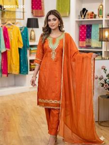 Colección de trajes, pantalones y dupattas con bordados brillantes y efecto espejo, en colores increíbles y nueva variedad, de proveedor de Surat. - Product Image 3