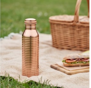 Botella de agua retro de color cobre con diseño acanalado y tapa de rosca, perfecta para el hogar, la oficina, viajes, yoga y como regalo. - Product Image 3