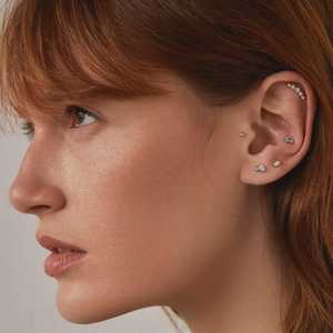 Paires de boucles d'oreilles Ear Climber en or massif 14k 18k, à fermoir à vis, avec diamant de laboratoire taille ronde serti clos, petits clous de piercing, bijoux fins - Product Image 4