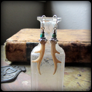 Pendientes Hechos a Mano Ecológicos con Hueso Real, Alambre de Plata de Ley, Joyería Gótica, Artesanía Natural - Product Image 1