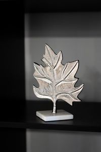 Sculpture en feuille de bronze et bol en métal noir avec fleurs roses, objet décoratif de table pour salon, pièce d'art moderne pour l'intérieur de la maison - Product Image 6