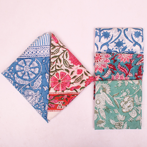 Bandanas en coton faits main à imprimé floral vintage, écologiques, durables, légers, pour l'été, unisexes, à nouer autour du cou ou au poignet - Product Image 3