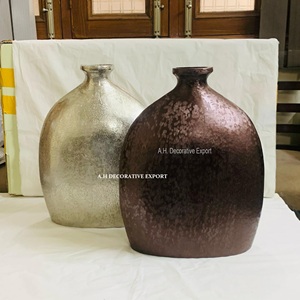 Vase en métal de forme organique moderne, texturé, couleur champagne argenté et bronze, vase bouteille, vase galet minimaliste nordique, décoration de luxe pour la maison - Product Image 4