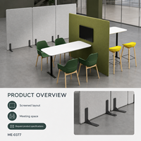 Espace de collaboration de bureau modulaire moderne avec écrans d'intimité gris-vert, table de réunion et sièges coordonnés