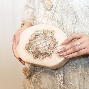 Elegante Bolso de Mano de Resina con Adornos Florales y Detalles de Perlas, Redondo, Artístico, para Regalo de Boda o Decoración - Product Image 3